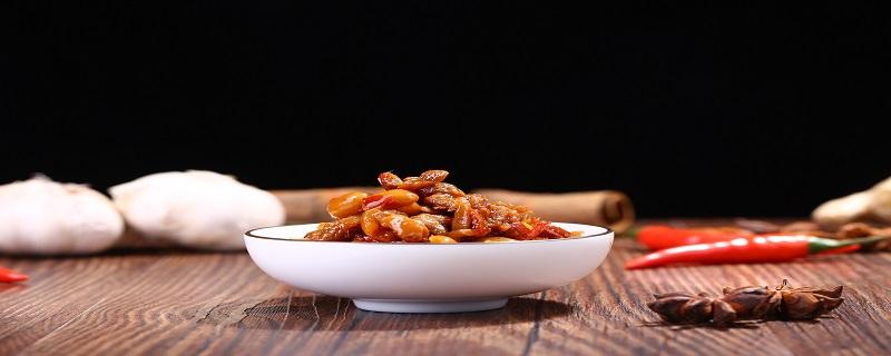 五花肉泡菜飯?jiān)趺醋?五花肉泡菜飯?jiān)趺醋霾藕贸?></p>
      <p>五花肉泡菜飯是很受大眾歡迎的一道韓式料理，只要掌握了制作方法，自己在家里也是可以做美味的泡菜飯的，下面就來教教大家五花肉泡菜飯?jiān)趺醋觥?p><h3>五花肉泡菜飯?jiān)趺醋?						</h3>							<p>	五花肉泡菜飯的做法并不難，首先在鍋中倒上適量的食用油，倒入一些洋蔥絲，翻炒到斷生的時(shí)候，再倒入三頭大蒜，然后再倒入適量的五花肉，然后再加入適量的料酒，還要加入生抽以及鹽一起翻炒均勻。鍋中要加入適量的大米，然后再加上適量的清水。之后把炒好了的五花肉以及洋蔥絲，一起倒進(jìn)鍋中。等到大米飯煮好之后，再在其中倒入泡菜，然后加上適量的韓式辣醬攪拌均勻，只要燜上五分鐘就可以吃了。</p>	<h3>泡菜五花肉的營養(yǎng)價(jià)值							</h3>							<p>	首先在泡菜中含有非常豐富的植物纖維，這種物質(zhì)可以幫助促進(jìn)胃腸蠕動的速度，而且泡菜本身的熱量非常低，是一種理想的減肥降脂食物，可以幫助人體通腸潤腸。</p><p>	泡菜五花肉飯中的維生素很豐富，其中還有鈣、鐵、磷等各種礦物質(zhì)，再加上一些健康乳酸菌的存在，對人體健康有好處。</p><p>	而且在常溫下進(jìn)行腌制的泡菜，其中本身的維生素是不會受到破壞的，五花肉中是含有大量優(yōu)質(zhì)蛋白質(zhì)，還有氨基酸的存在，是可以很好地幫助人體提供營養(yǎng)，還可以補(bǔ)充大量的能量，尤其是其中的血紅素，還有半胱氨酸等物質(zhì)，都是可以幫助起到改善缺鐵性貧血的效果。</p>	<h3>泡菜可以做什么菜							</h3>							<p>	吃泡菜的時(shí)候方法還是比較多的，最常見的就是把泡菜和豬肉一起炒著吃，首先要準(zhǔn)備好調(diào)味汁，要準(zhǔn)備好韓式辣醬，韓式辣椒粉，還要一些生抽以及白砂糖，再加上一些鹽，還要蒜蓉一起攪拌均勻。之后再鍋中放上底油，下入蔥圈之后炒香，然后下入豬肉，炒到變色的時(shí)候，稍微炒一會兒，然后加入之前調(diào)好的醬，還有青紅小辣椒圈，再加上小半碗的水，稍微燜煮一下，等到鍋中收汁，湯汁變得濃稠的時(shí)候就可以出鍋，然后撒上一些白芝麻，吃的時(shí)候配上生菜以及米飯就可以了。</p>	<h3>五花肉怎么做							</h3>							<p>	想要制作出美味的五花肉，必須要挑選出優(yōu)秀的五花肉才行，首先要肥瘦相間的五花肉，而且比例一定接近。這樣吃起來的五花肉不油不膩，而且口感非常好，是軟中帶韌的。而且應(yīng)該盡量選擇顏色鮮紅，同時(shí)色澤明亮的五花肉。新鮮的五花肉顏色是鮮紅色的，如果顏色過暗，那么就說明是不太新鮮的，如果發(fā)現(xiàn)腥臭味很重，那么就說明五花肉出現(xiàn)了變質(zhì)的情況。</p><p>	之后要處理掉五花肉中多余的一些油腥，因?yàn)槲寤ㄈ獬云饋淼拇_是有一些腥味存在的，首先可以用油炸或者是爆炒的方法，把五花肉中多余的油脂給逼出來，這樣是可以幫助五花肉保持一個(gè)好的外形，還可以增加五花肉的香味，五花肉經(jīng)過爆炒之后，可以用廚房紙把其中多余的油脂給吸去。</p><p>	五花肉也可以放到沸水中汆燙一下，這樣同樣可以去除掉五花肉存在的多余油脂，同時(shí)還可以把多余的血水、雜質(zhì)還有腥味全部去掉。</p><p>	五花肉烤著吃也不錯(cuò)，在幫助五花肉去掉油膩的同時(shí)，還可以用這樣的方法來讓五花肉變得皮脆肉酥，吃起來的味道很不錯(cuò)。</p>    </div>
    
   <div   id=