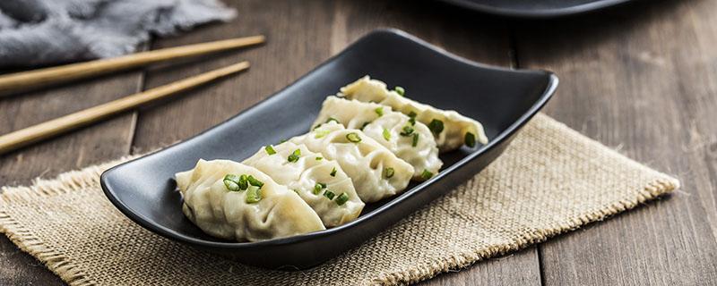 速冻饺子用冷水煮还是热水煮（速冻饺子用冷水煮还是热水煮多久）