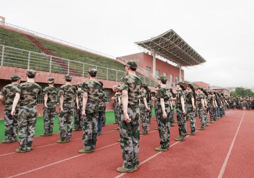 大学军训需要剪头发吗（大学军训剪头发吗男生）