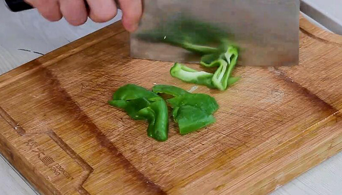 青椒番茄炒毛豆做法 青椒番茄炒毛豆怎么做