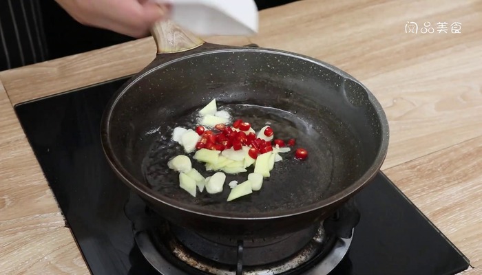 酱炖豆角脊骨怎么做 酱炖豆角脊骨怎么做好吃