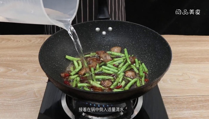 猪肉焖豇豆角  猪肉焖豇豆角的做法。