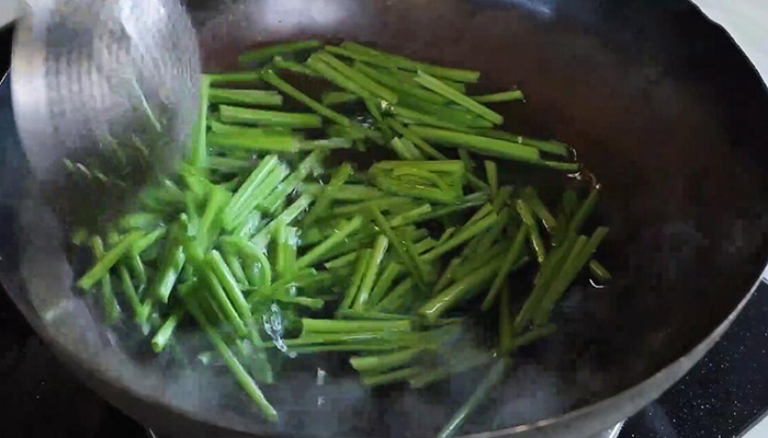 菠菜桿炒雞蛋的做法 菠菜桿炒雞蛋怎么做好吃