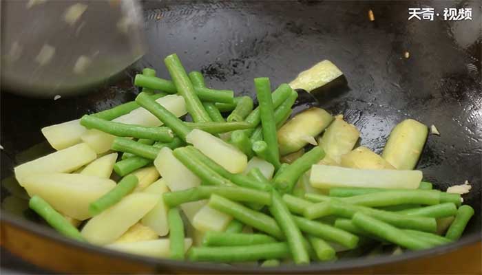 土豆茄子炒豆角的做法 土豆茄子炒豆角怎么做