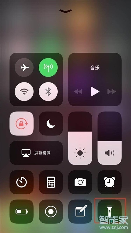 iPhone11pro max怎么打开手电筒