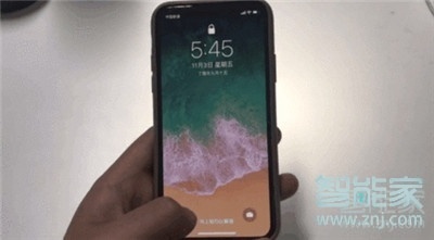 iphone11pro锁屏状况下怎么打开手电筒