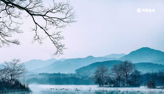 清平乐村居这首词描写了什么 清平乐村居这首词描写了什么景象