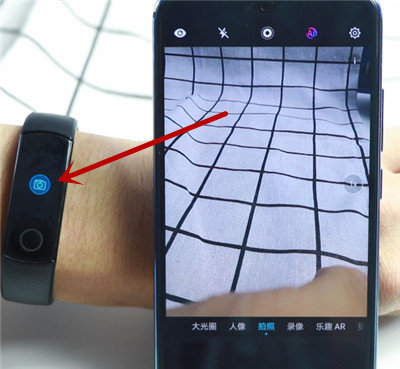 荣耀手环4怎么遥控手机拍照