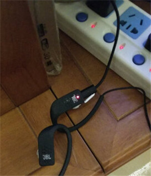 JBL Grip500耳機怎么充電