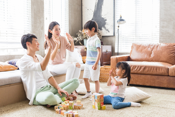 孩子内向不合群怎么调节 小孩有点内向不合群怎么办