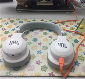 JBL E55BT耳机怎么充电