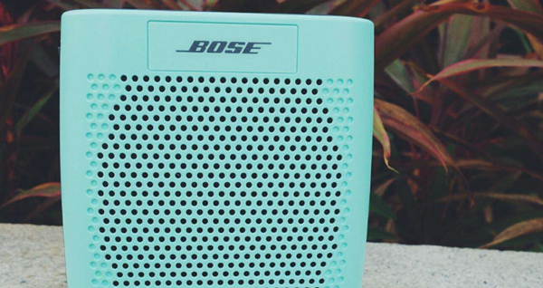 解決Bose SoundLink Color2藍牙音響連接交流電源時揚聲器不啟動的問題