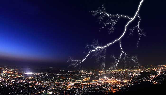 遭遇雷电正确的做法 雷雨天气时正确的做法是