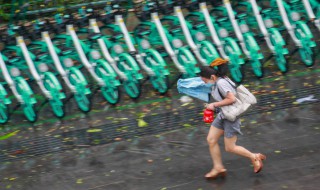 雨冷發(fā)朋友圈的句子 怎么寫出雨的冷