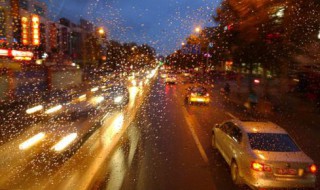 夜里下雨的说说心情短语 下雨天的夜晚说说