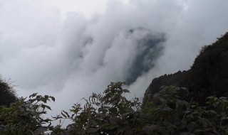 有雨山戴帽无雨半山腰什么意思 有雨山戴帽无雨半山腰的意思是什么