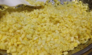 綠豆飯要如何做才好吃（綠豆飯?jiān)趺醋龊贸裕?></p>
       <p>1、原料：大米、綠豆各適量。</p><p>2、先把綠豆洗凈放在電飯鍋里，加適量清水燒開后煮10分鐘左右，再?；馉F5分鐘左右。</p><p>3、大米淘洗干凈也放入電飯鍋，與鍋里的綠豆拌勻后再整平，水量和平常燜米飯一樣多就可以了，水量不足的可以再加些冷水。按下煮飯鍵和平常一樣把大米燜熟即成。</p>    </div>
    
   <div   id=