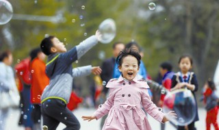 为什么阴雨天气肥皂泡不容易破裂（为什么阴雨时节吹肥皂泡好）