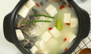 鯽魚豆腐湯的詳細(xì)做法步驟（豆腐鯽魚湯家常做法）