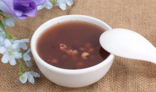 红豆薏米茶熬出来是什么颜色（红豆薏米粥熬出来是什么颜色）