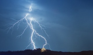 在野外防止被雷击的正确办法是 在野外防止被雷击的正确办法是哪个