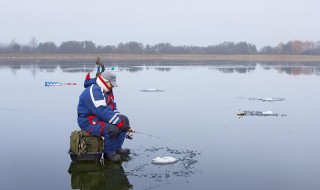 水面結(jié)冰釣魚技巧（水面結(jié)冰怎么釣魚）