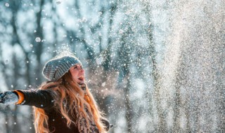 我慢慢的听雪落下的声音是哪首歌（我慢慢的听雪落下的声音是哪首歌的歌词）