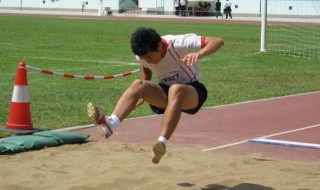 室內(nèi)的跳遠技巧教程 室內(nèi)跳遠場地標準尺寸