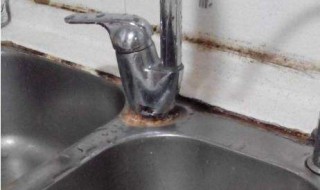 廚房水槽邊打玻璃膠發霉問題如何解決? 教你清除廚房水槽邊的發霉玻璃膠