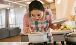 鸭肉怎么炖汤好喝（鸭肉与什么搭配煲汤最好）