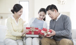 圣诞节送什么礼物给爸爸妈妈最好 圣诞节送什么礼物给爸爸妈妈最好呢