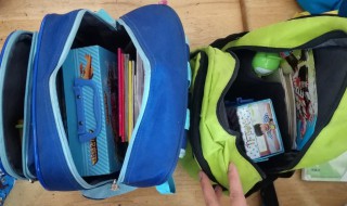 小学生收拾书包的正确方法 小学生收拾书包的正确方法视频