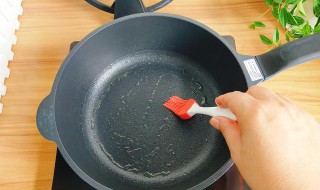 粘锅底怎么清理干净 粘锅底怎么清理干净视频