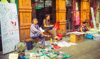 摆地摊卖什么利润大（摆地摊卖什么利润大且不压货）