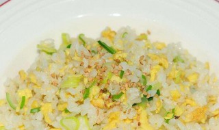 蛋炒飯什么意思（蛋炒飯什么意思?。?></p>
       <p>1、蛋炒飯，是一種常見菜肴。最早的記載見于1972年湖南長(zhǎng)沙馬王堆漢墓出土的竹簡(jiǎn)上有關(guān)“卵熇”的資料。經(jīng)專家考證，“卵熇”是一種用黏米飯加雞蛋制成的食品。有人推斷，這可能就是蛋炒飯的前身。雞蛋富含蛋白質(zhì)，不僅如此，它還富含維生素A、B。</p><p>2、傳統(tǒng)做法</p><p>方法一 這是最傳統(tǒng)的蛋炒飯的做法。但大部分人不知道。將水煮開沸騰后，將洗干凈的米倒入水中過(guò)濾撈出，記住，一下下就可以了。然后，將米放在爐子上蒸熟后，與雞蛋混在一起炒。這樣做出的蛋炒飯，不僅米飯香和蛋香不會(huì)混合，而且米是一粒粒分開，不會(huì)粘在一起的。</p><p>方法二 米飯要先在冰箱冷藏2～3小時(shí)，并且不要加蓋；炒飯前飯內(nèi)加少許素油拌勻，讓飯粒分開，再倒入一半蛋液拌勻浸泡20分鐘；旺火油鍋下拌好油和蛋液的米飯，迅速炒勻炒干，使雞蛋包住每粒米飯，行話叫“金包銀”。然后下熟青豆及跑馬蛋，加鹽、蔥花，翻炒片刻后出鍋。</p><p>方法三 取隔夜米飯備用。鍋燒干放油，油溫加熱到七成，打入雞蛋，快速翻炒出蛋花，開小火慢炒，炒出蛋香味放入米飯，大火翻炒，半勺生抽，進(jìn)行翻炒，炒至顏色均勻，出鍋。</p>    </div>
    
   <div   id=