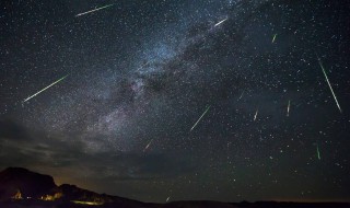 宝瓶座南流星雨在哪个方向（宝瓶座δ南流星雨极大期）