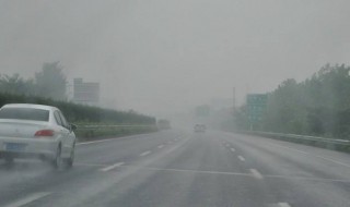 高速上大雨怎么办（高速上雨很大怎么办）