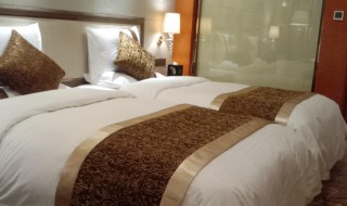 宾馆床上的一条布是干什么用的 宾馆床上面一块布干嘛用的?