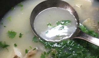 鯽魚(yú)豆腐湯要怎么做（鯽魚(yú)豆腐湯怎么做?。?></p>
       <p>1、鯽魚(yú)去內(nèi)臟，去鱗去鰓（我一般是讓賣(mài)魚(yú)的人弄得），完全弄掉腔內(nèi)的黑色的膜，洗凈后抹干水。</p><p>2、用一勺子鹽均勻抹在魚(yú)身上，倒入少許料酒腌一會(huì)備用，豆腐切塊備用。</p><p>3、鍋中倒油，把鯽魚(yú)放入鍋中煎至兩面金黃（這步可用平底鍋代替）。</p><p>4、鍋中加入幾大碗水沒(méi)過(guò)魚(yú)身，蓋上鍋蓋大火煮半小時(shí)左右（這步是湯色發(fā)白的關(guān)鍵）。</p><p>5、切好的豆腐倒入鍋中，水開(kāi)后轉(zhuǎn)小火再煮六分鐘左右，最后加入一小勺鹽出鍋即可。</p>    </div>
    
   <div   id=