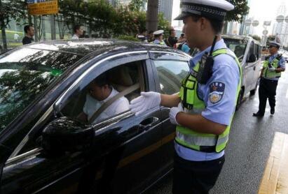 駕駛證被扣留交警抓住怎么辦