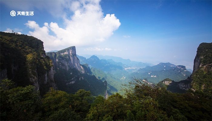 望天門(mén)山描寫(xiě)什么景色