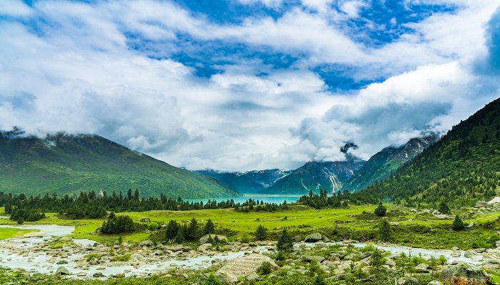 天平山上白云泉云自无心水自闲描绘的情景