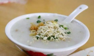 冷飯?jiān)趺粗笾?冷飯?jiān)趺粗笾嚯婏堝?></p>
       <p>1、菜心切小段。</p><p>2、紅蘿卜切小塊，瘦肉切片，芹菜切碎。</p><p>3、鍋里放水，放煮紅蘿卜。</p><p>4、水煮開(kāi)后，將紅蘿卜滾幾下，倒入冷飯。</p><p>5、把冷飯打散，滾幾下。</p><p>6、倒入菜心。</p><p>7、菜心滾至斷生。</p><p>8、放入瘦肉。</p><p>9、放鹽。</p><p>10、把芹菜碎放進(jìn)去。</p><p>11、再滾開(kāi)即可關(guān)火。</p>    </div>
    
   <div   id=