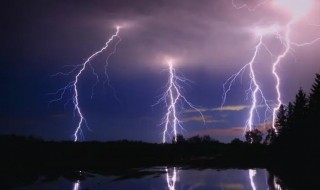 雷電的電壓是多少伏（雷有多少伏電壓）