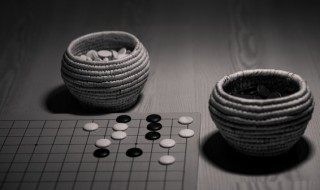 圍棋的黑子比白子大嗎（圍棋黑子為什么比白子大）