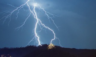 下葬前下雨打雷有什么兆头（下葬后打雷下雨）