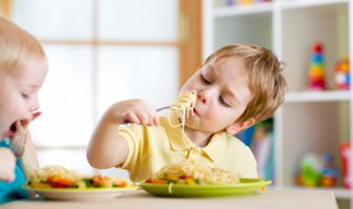 给十岁小孩做饭既简单又好吃（十岁小孩自己做饭）