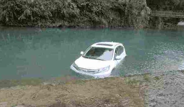 車掉進水里如何自救