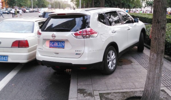 車輛臨時靠邊停車后準備起步時應(yīng)先怎么做