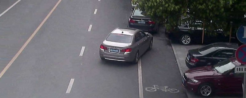 車輛臨時靠邊停車后準備起步時應(yīng)先怎么做